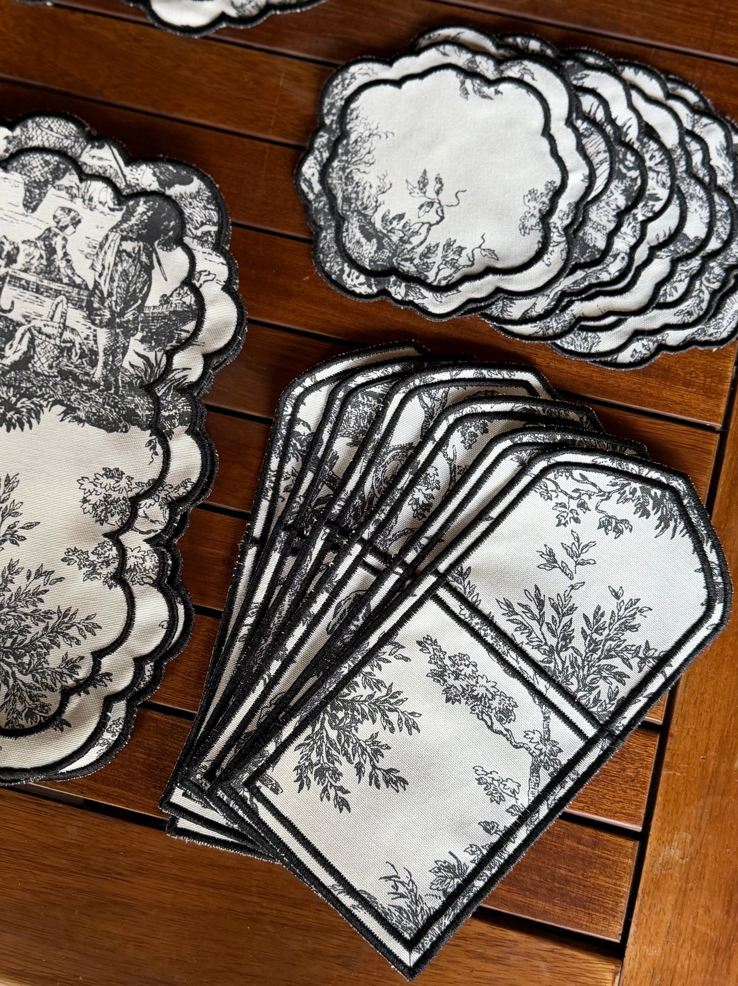 Tina 18 Parça Desenli Runner& Amerikan Servisi Seti