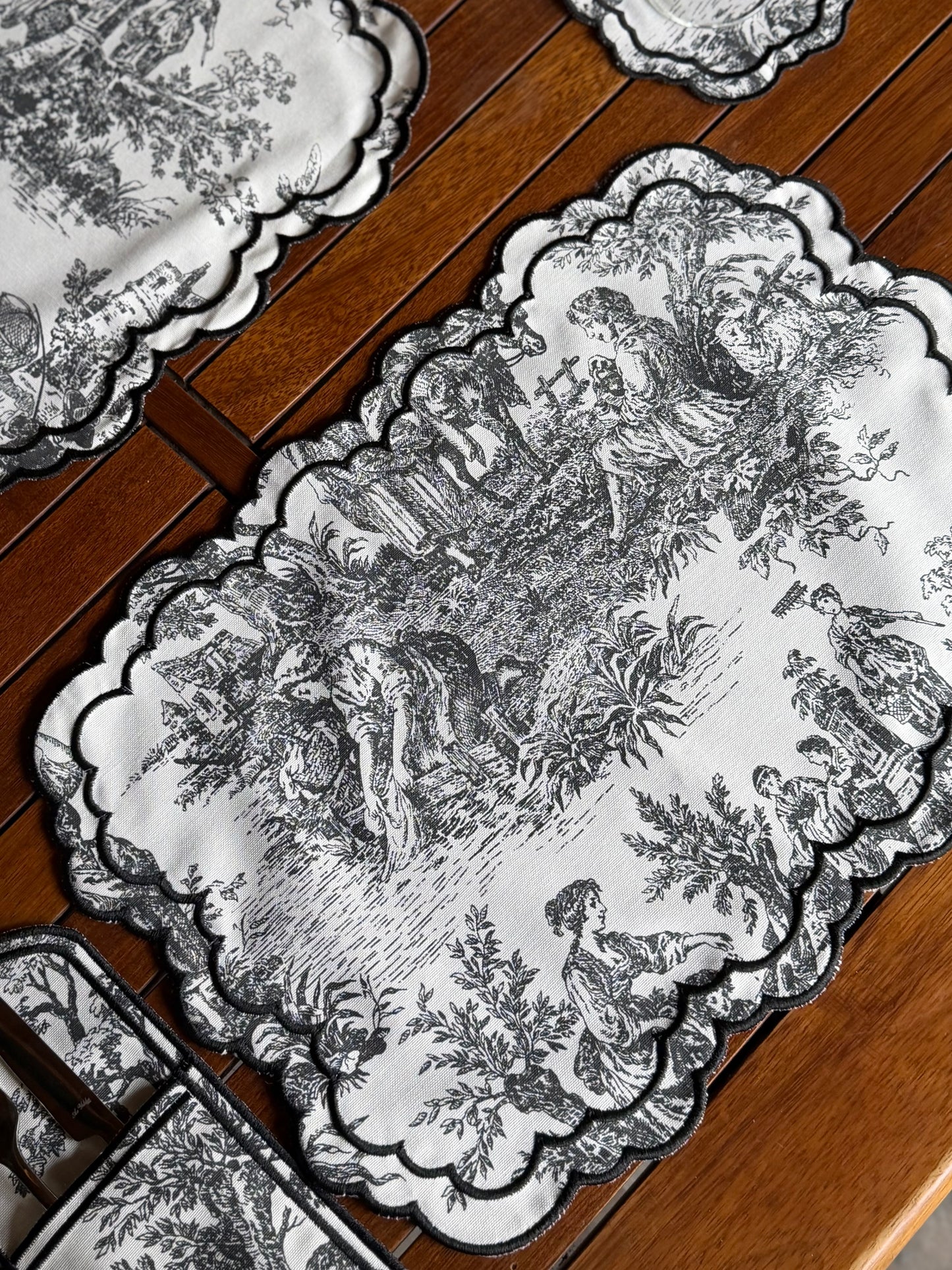 Tina 18 Parça Desenli Runner& Amerikan Servisi Seti