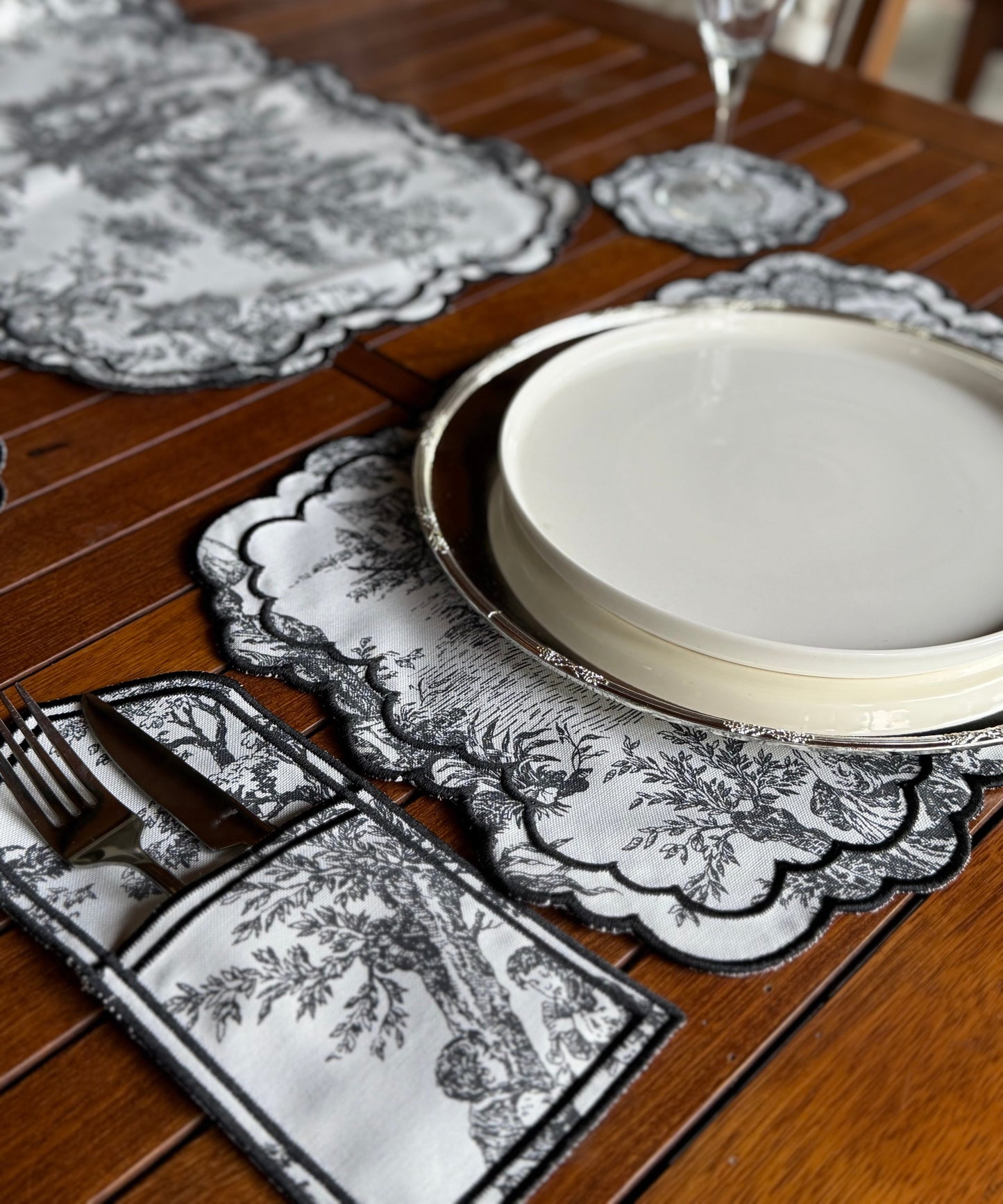 Tina 18 Parça Desenli Runner& Amerikan Servisi Seti